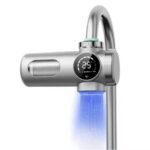 Filtro purificador de agua para canilla con panel digital UV y acabado cromado, compacto y fácil de instalar.