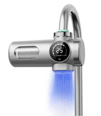 Filtro purificador de agua para canilla con panel digital UV y acabado cromado, compacto y fácil de instalar.