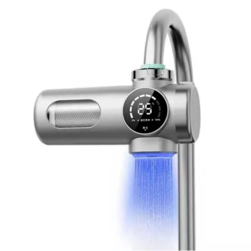 Filtro purificador de agua para canilla con panel digital UV y acabado cromado, compacto y fácil de instalar.