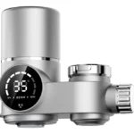 Filtro purificador de agua cromado para canilla con panel digital UV, compacto y fácil de instalar. Vertical