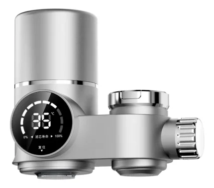 Filtro purificador de agua cromado para canilla con panel digital UV, compacto y fácil de instalar. Vertical